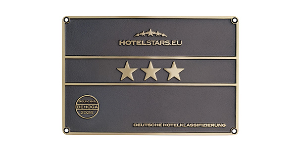 Schild mit drei goldenen Sternen und Aufschrift "HOTELSTARS.EU", klassifiziert bis 2025.