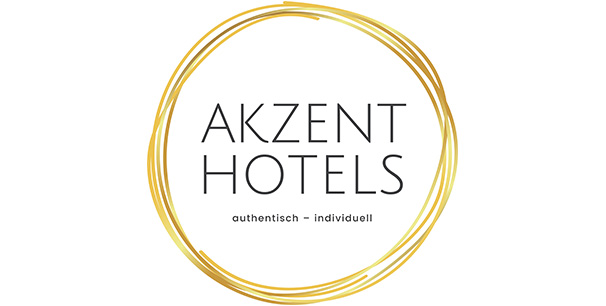 Logo von Akzent Hotels mit goldenen Kreislinien und dem Text "authentisch – individuell".