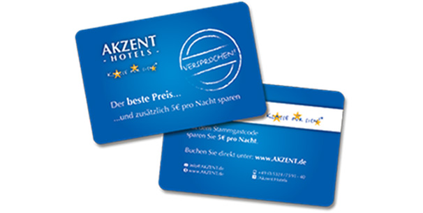 Zwei blaue AKZENT Hotelkarten mit Preisangebot und Website-Details.
